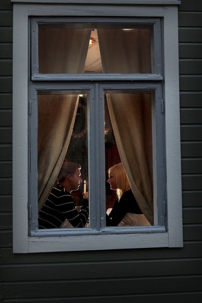 häämatkalle Porvooseen pariskunta ravintolan ikkunassa