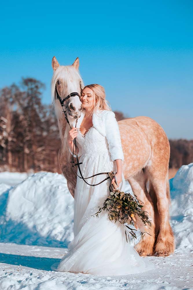 Valkoinen kreivitär talvimorsian ja hevonen