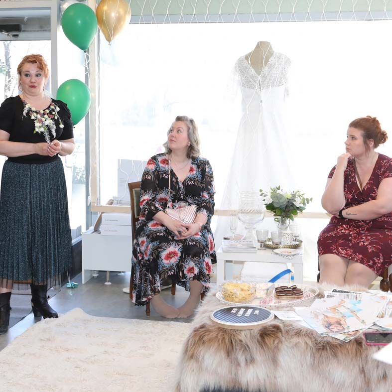 Kolme naista avajaisissa Wedding Garage Plus -hääpukuliikkeessä Jyväskylässä
