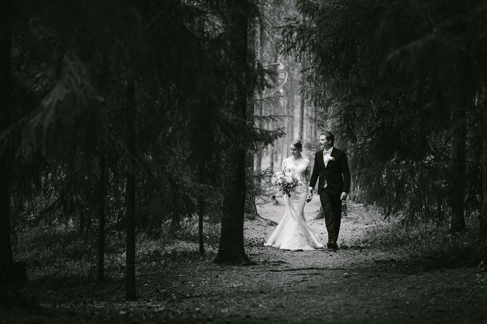 hääkuvaaja Petteri Löppönen häämuotokuva metsässä