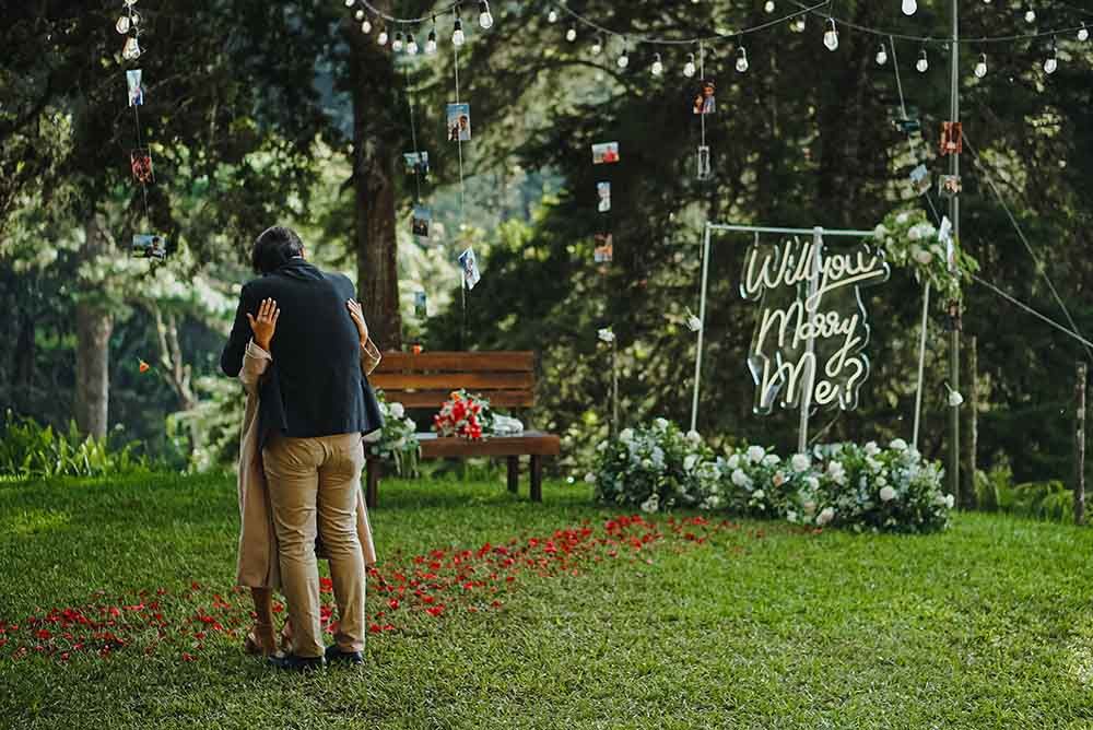romanttinen kosinta puistossa